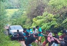 Warga Watangcani Bone Viralkan Jalan Desa Rusak Saat Mobil Triton Tak Mampu Menanjak