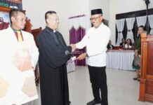 Wabup Morut Hadiri Safari Natal di Desa TontoweaÂ