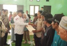 Wabup Morut Serahkan Sertipikat Tanah Kepada Masyarakat Bungku Utara
