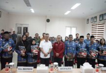 Serahkan SK Pensiun, Budiman Berpesan untuk Tetap Berkarya Dimasa Purna Bhakti