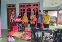 Kadis Sosial Luwu Timur Serahkan Bantuan Darurat untuk Korban Kebakaran Rumah di Tawakua