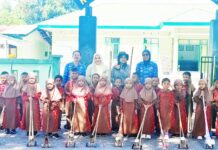 Guru TK Pembina Negeri Mangkutana Membuat MainanTradisional Indonesia Bersama Muridnya