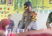Kapolres Bersama APDESI Luwu Utara Bagikan Makanan Bergizi Gratis di SDN 006 Desa Batualang