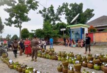 Begini Antrean Tabung Gas Elpiji di Kalaena