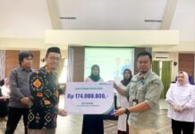 Kepala BPJS Ketenagakerjaan Luwu Utara Serahkan Rp. 174 Juta Beasiswa Pendidikan Anak Kepada Ahli Waris