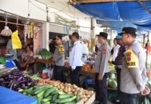 Jelang Bulan Suci Ramadhan, Kapolres Morowali Utara Lakukan Sidak di Pasar Ponteoa Beteleme