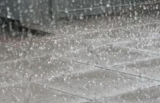 Diawali Hujan Deras, Hujan Es Terjadi di Desa Lara Luwu Utara