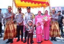Kapolres Luwu Utara Sambut Upacara Adat Kedatangan Kapolda Sulsel Dalam Rangka Kunjungan Kerja