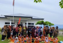 Murid TK Pembina Negeri Mangkutana Belajar Buat Mainan Dari Batang Pisang