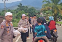 Kapolres Luwu Timur Turun Langsung Bagi Takjil