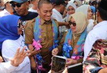 Pertama Kali Injakkan Kaki Pasca Dilantik, Bupati dan Wabup Lutim Disambut Ratusan Masyarakat