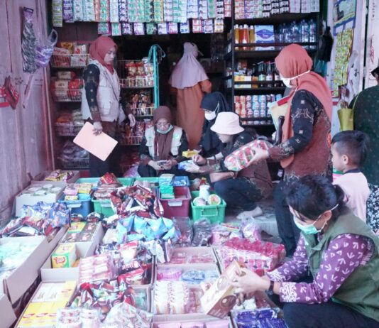 Sasar Pasar Wasuponda, Tim Terpadu Temukan Banyak Produk Kadaluwarsa