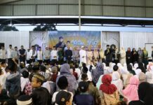 Bupati dan Wabup Lutim Dianugerahi Gelar “Ayah dan Bunda Yatim” di Yatim Fest