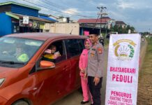 Polsek Towuti Bagikan Ratusan Paket Takjil untuk Masyarakat