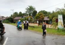 Jelang Buka Puasa, Pengurus Osis UPT SMPN 2 Malangke Bagi Ratusan Paket Takjil di Jalan Poros Tolada