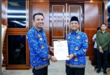Bupati Luwu Utara Terima Bantuan 500 Juta dari Gubernur untuk Penanganan Bencana Longsor di Rongkong