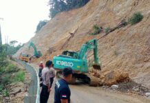 Material Longsor Jalan Trans Sulawesi Kembali Dibersihkan, Polsek Mangkutana Juga Akan Dirikan Pos Mudik