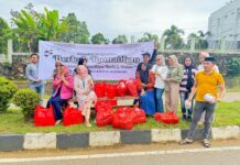 PT CLM Bagi – bagi Takjil untuk Masyarakat Pengendara di Jalan