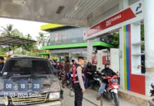 Polsek Mangkutana Penertiban di SPBU Tomoni, Imbau Pengendara Tertib Antre