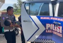 Aksi Heroik! Polantas Polres Morut Sigap Selamatkan Nyawa Anak yang Kejang-kejang di Tengah Banjir Melanda