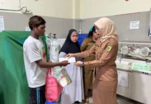 Direktur RSUD Kolonodale Salurkan Bantuan Bupati untuk Pasien Kurang Mampu