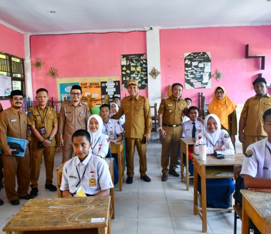 Semangati Peserta Ujian, Bupati Luwu Utara Pantau Pelaksanaan ASA 2025 di SMP 1 Masamba