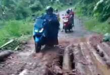 Sudah Lima Tahun Warga Desa Rappa Bone Gunakan Jembatan Batang Kelapa