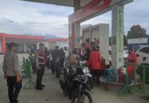 Polsek Mangkutana Penertiban Antrean Kendaraan di SPBU Tomoni dan Lopi