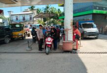 Hari Ketiga, Personel Polsek Mangkutana Giat Penertiban Antrean Kendaraan di SPBU Lopi dan Tomoni