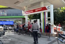 Polsek Mangkutana Rutin Lakukan Penertiban Antrean Kendaraan di SPBU Lopi dan Tomoni