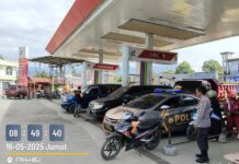Polsek Mangkutana Aktif Penertiban Antrean Kendaraan di SPBU Lopi dan Tomoni