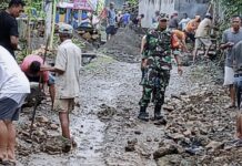 Kolaborasi Babinsa Desa Selli dan Ketua RT, RW Gotong Royong Perbaiki Jalan Desa