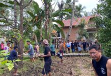 Pemdes Teromu Gotong Royong Bangun Jembatan Darurat