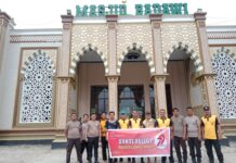 Bakti Religi Polsek Wotu Sambut Hari Bhayangkara ke 79, Bersihkan Sampah di Masjid Badawi