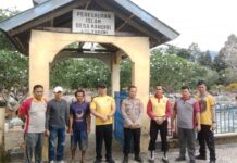 Bakti Religi Sambut HUT Bhayangkara ke 79, Polsek Mangkutana Gotong Royong Bersihkan TPU Desa Mandiri