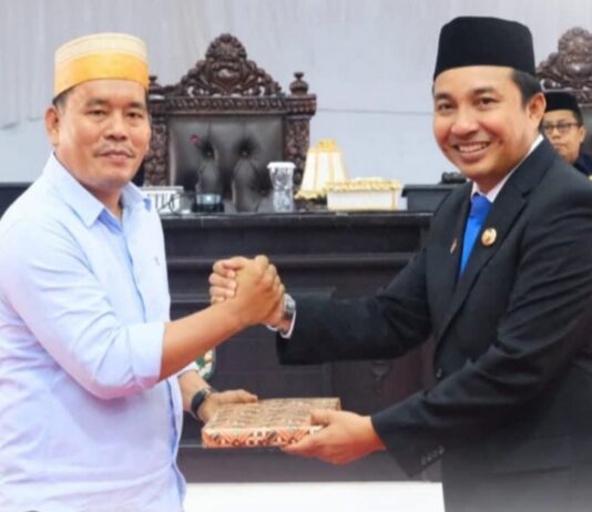 Bupati Luwu Utara Serahkan Ranperda Pertanggungjawaban APBD Tahun 2024 ke Wakil Ketua DPRD Karemuddin
