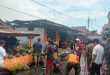 Kebakaran Hanguskan Satu Rumah di Masamba, Tiga Mobil Damkar Dikerahkan Padamkan Api