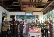 HUT IAD ke-XXV, Kejari Morowali Utara Bakti Sosial dan Anjangsana