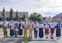 Jadi Pembina Upacara di SMPN 1 Tomoni Timur, Camat Juga Buka Kegiatan MPLS