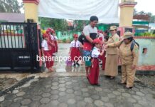 Meski Diguyur Hujan, Para Ayah di Tomoni Timur Tetap Semangat Antar Anak ke Sekolah