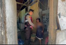 Prihatin Kondisi Nenek Penyandang Disabilitas, Kanit Sabhara Polsek Mangkutana Beri Bantuan Sembako