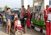 Kapolsek Wotu Pantau Penjualan BBM di SPBU, Antrean Kendaraan Tertib dan Lancar
