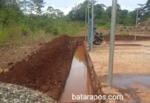 Komitmen untuk Pemberdayaan Masyarakat, PT CLM Lanjutkan Pembangunan Lapangan Futsal di Desa Baruga
