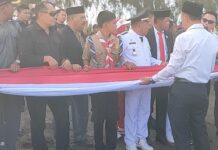 Bentangan Bendera Merah Putih 80 Meter di Pantai Ungkea Morut Warnai HUT RI ke 80