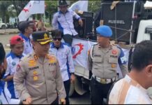 Kapolres Morowali Pimpin Pengamanan Aksi Unjuk Rasa Buruh, Bagikan Beras Sebagai Pesan Persahabatan