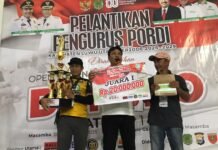 Bupati Serahkan Hadiah Juara Satu Turnamen Domino Bupati Cup I Kepada Gardu Tolangi Luwu Utara
