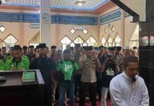 Polres Bersama Brimob dan Komunitas Ojek Online Lakukan Sholat Gaib dan Doa Bersama untuk Almarhum Pengemudi Ojol