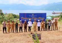 Bupati Morut dan Kalapas Kolonodale Tanam Perdana Pohon Kelapa Serentak