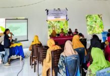 Mahasiswa KKN-T UMP Posko VIII Seminar Lingkungan Hidup di Desa Teromu