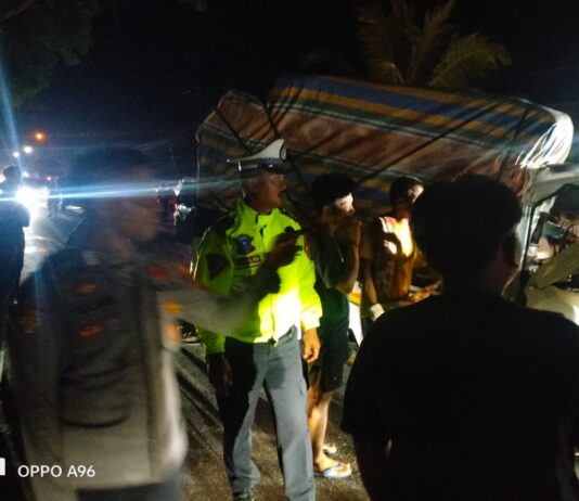 Gran Max Tabrak Truck Fuso Parkir di Bahu Jalan Trans Sulawesi Tarengge, Dua Korban Masuk Rumah Sakit